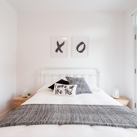 Hip, Stylish Apartment In Little Italy By Den Stays A Montreal Ruang foto