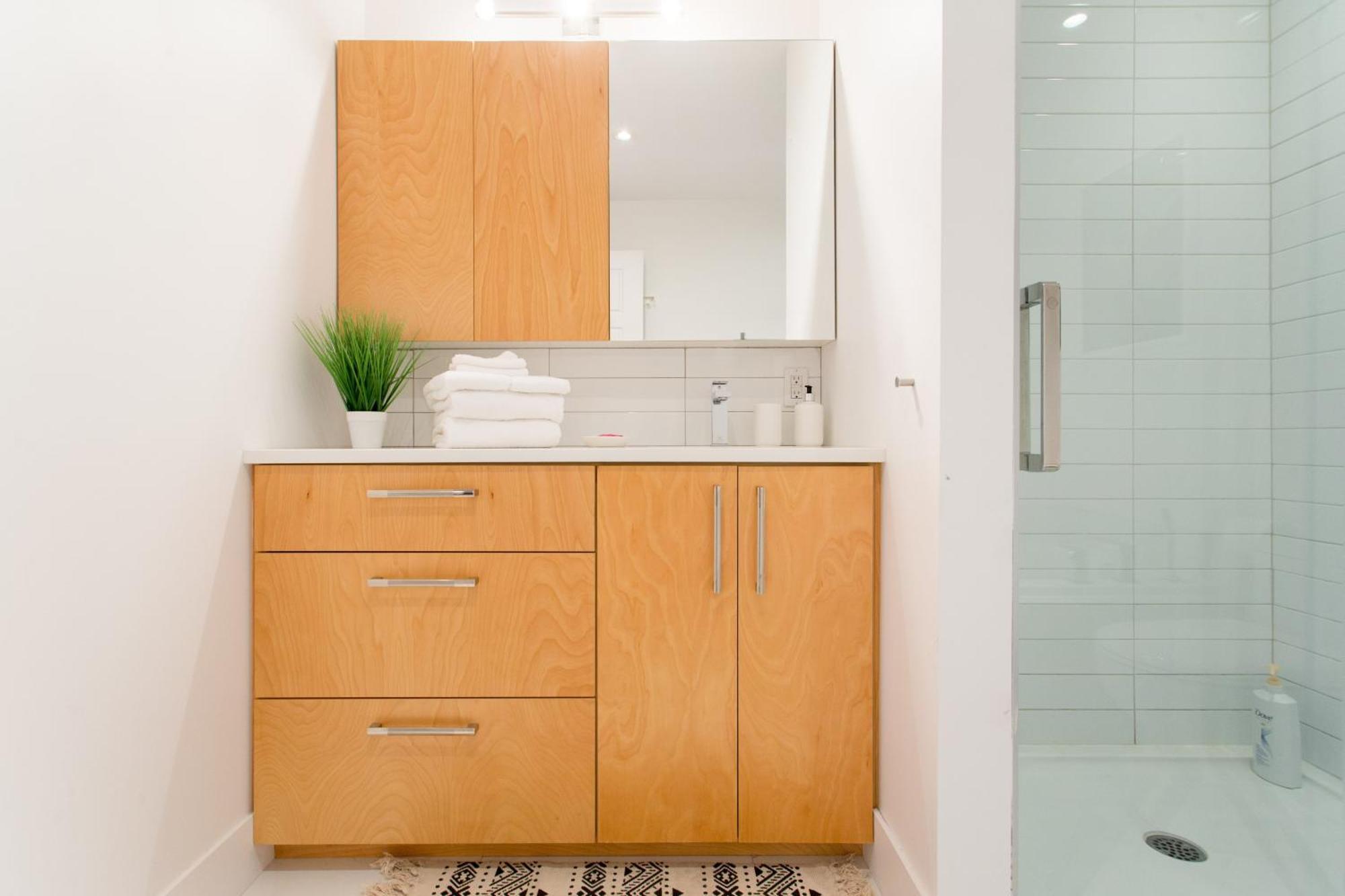Hip, Stylish Apartment In Little Italy By Den Stays A Montreal Ruang foto