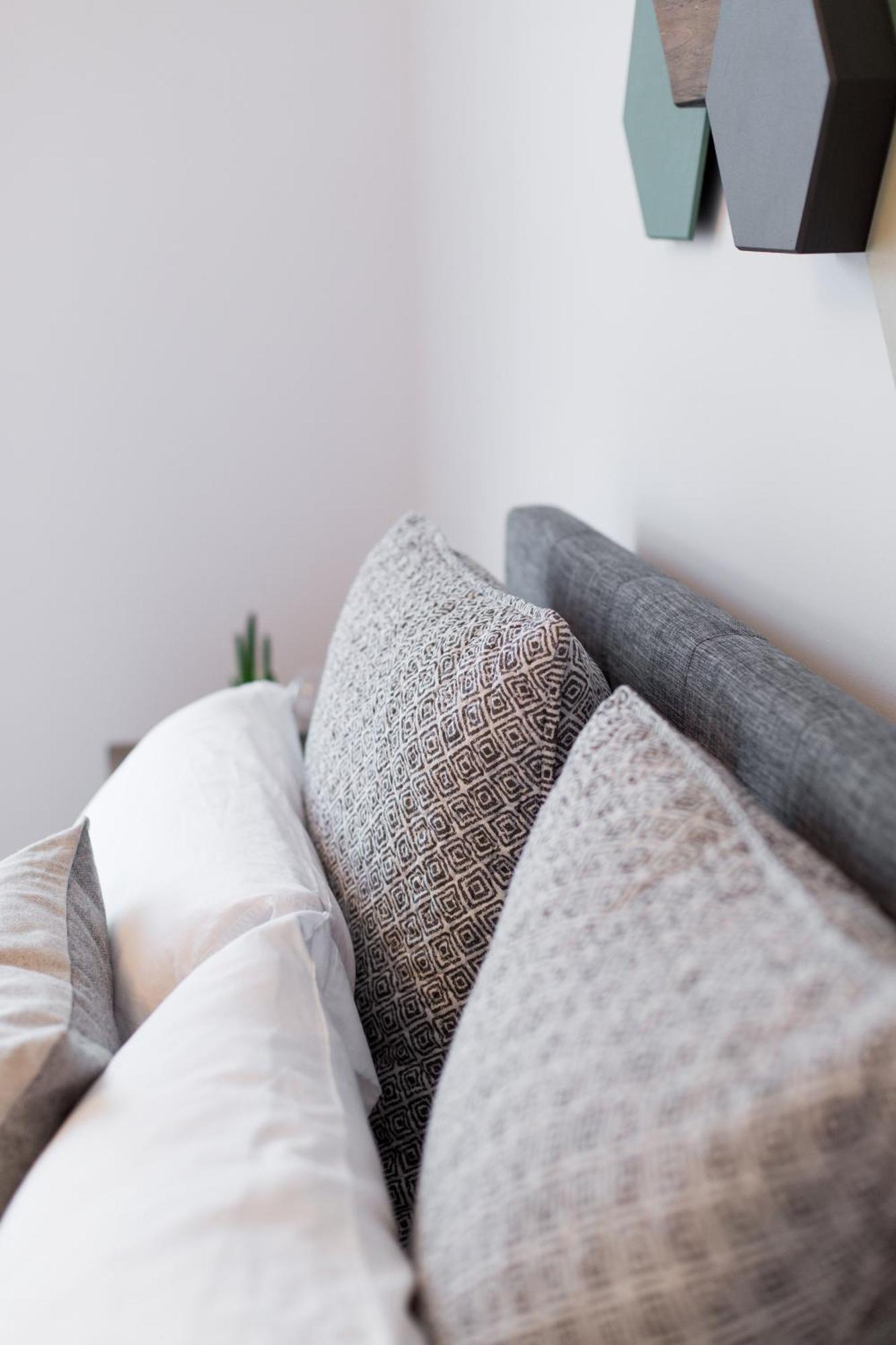 Hip, Stylish Apartment In Little Italy By Den Stays A Montreal Ruang foto