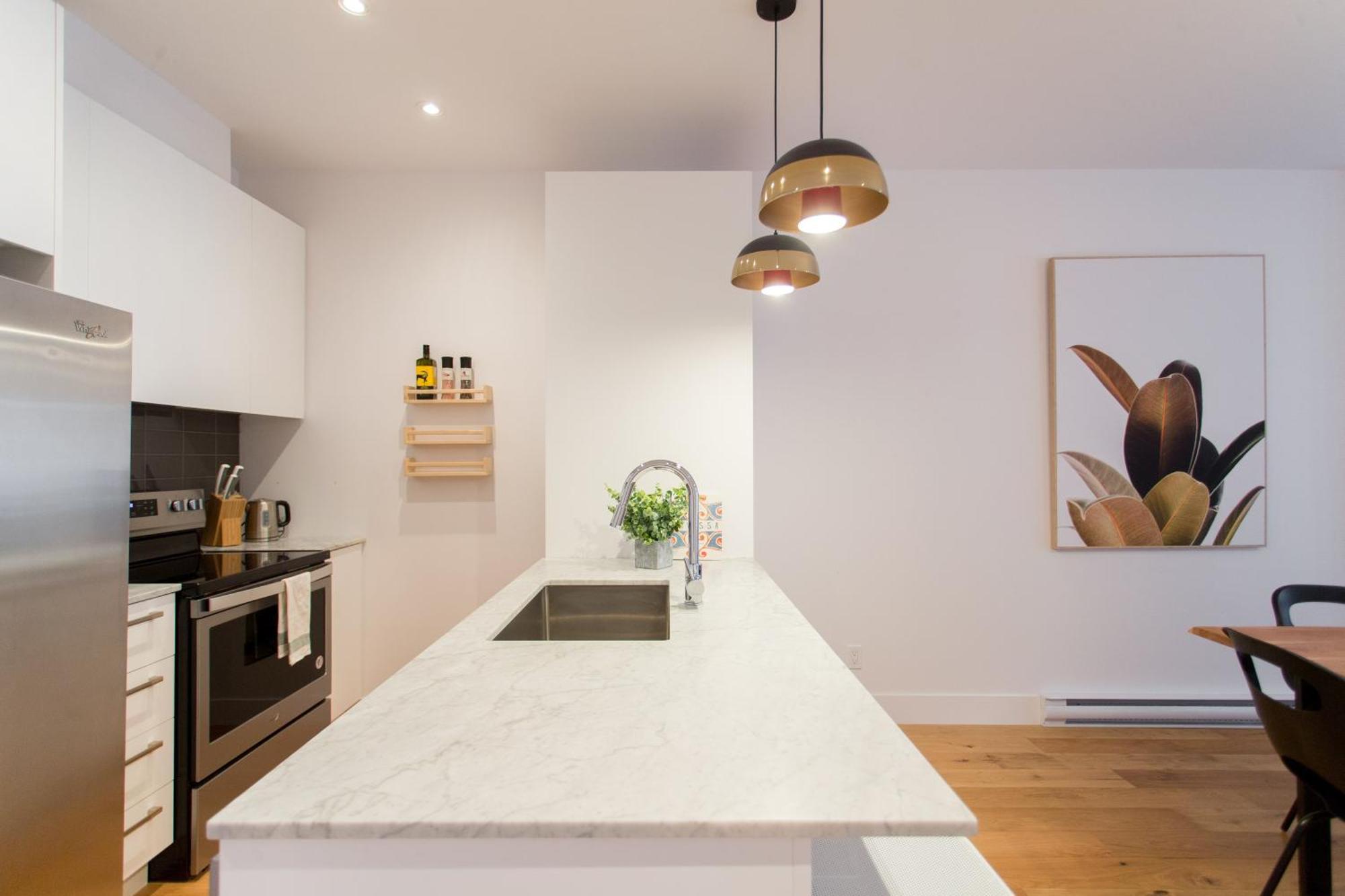 Hip, Stylish Apartment In Little Italy By Den Stays A Montreal Ruang foto