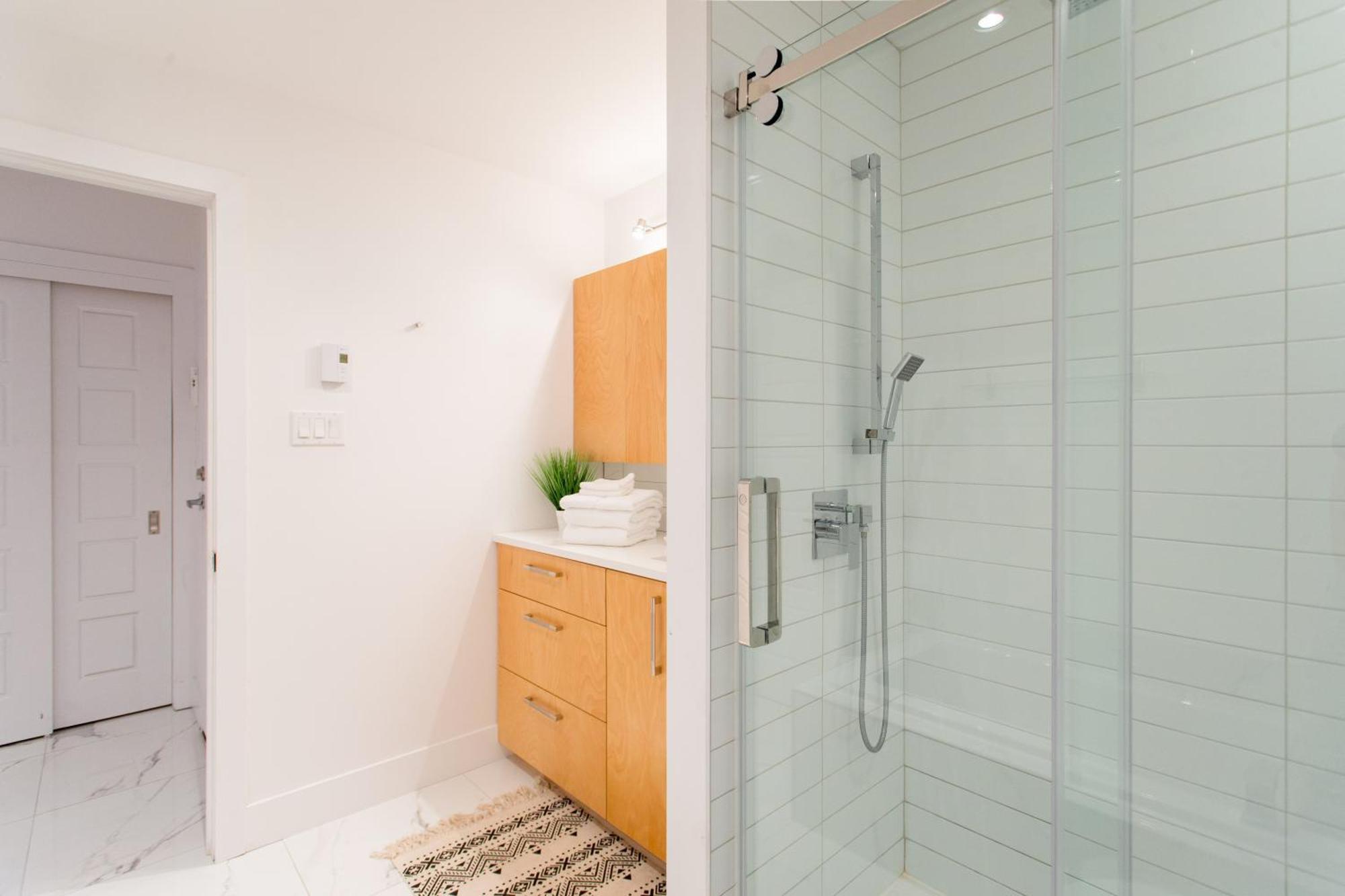 Hip, Stylish Apartment In Little Italy By Den Stays A Montreal Ruang foto