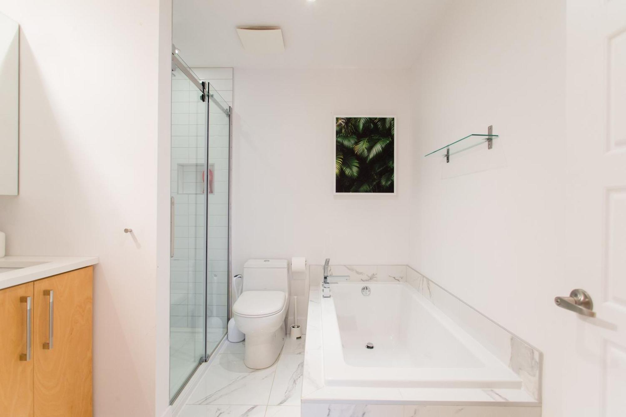 Hip, Stylish Apartment In Little Italy By Den Stays A Montreal Ruang foto