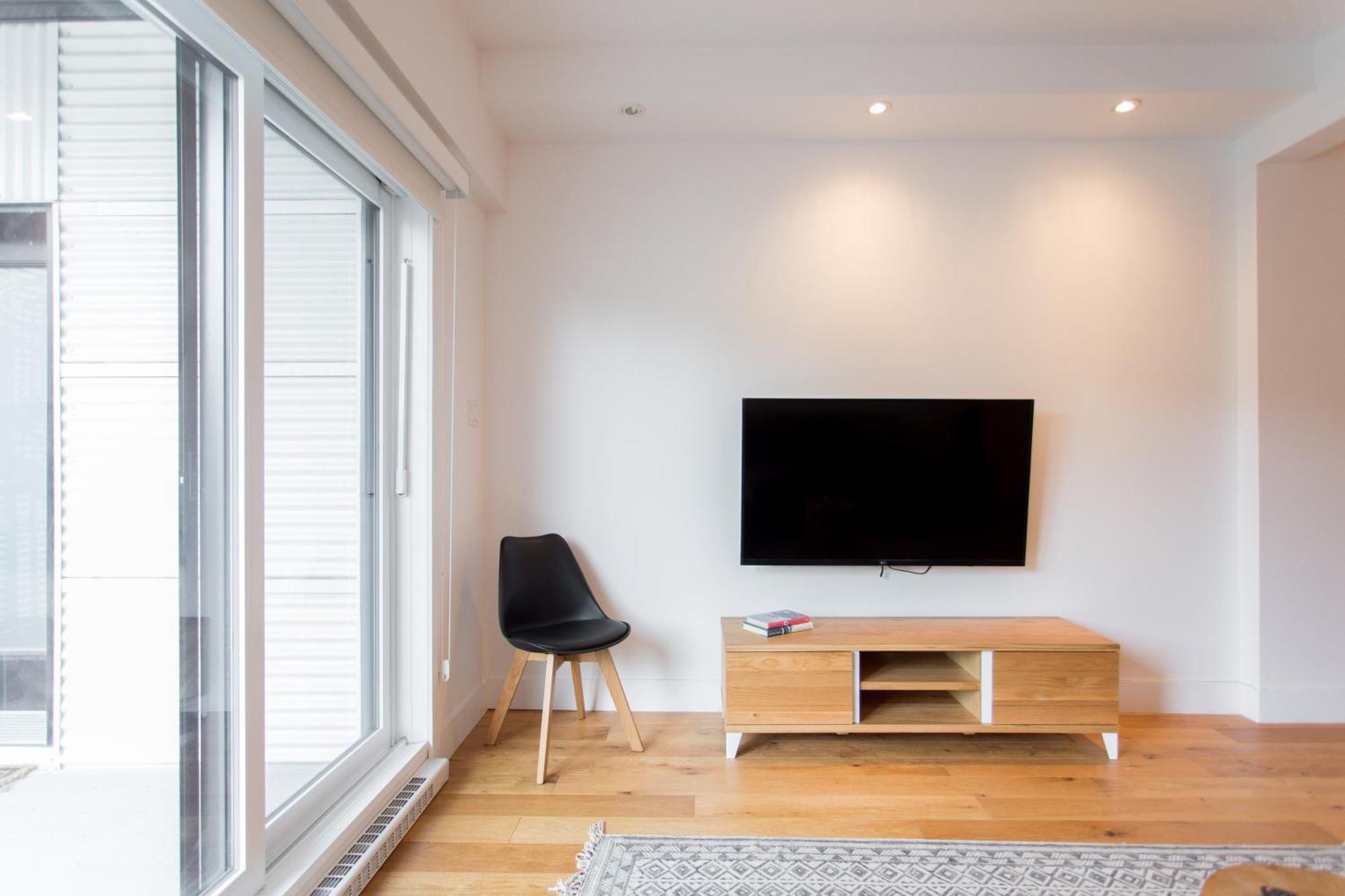 Hip, Stylish Apartment In Little Italy By Den Stays A Montreal Ruang foto