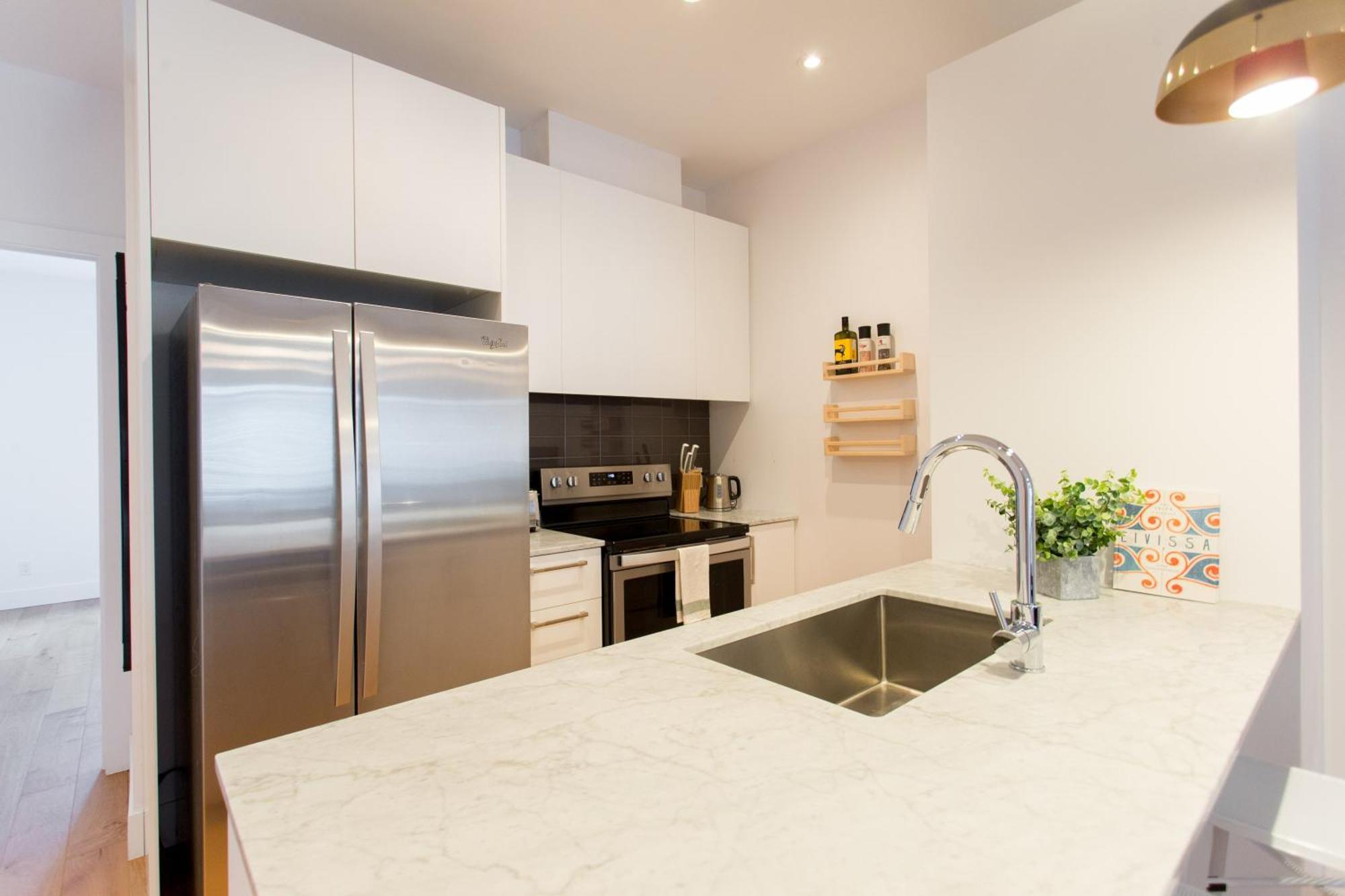 Hip, Stylish Apartment In Little Italy By Den Stays A Montreal Ruang foto