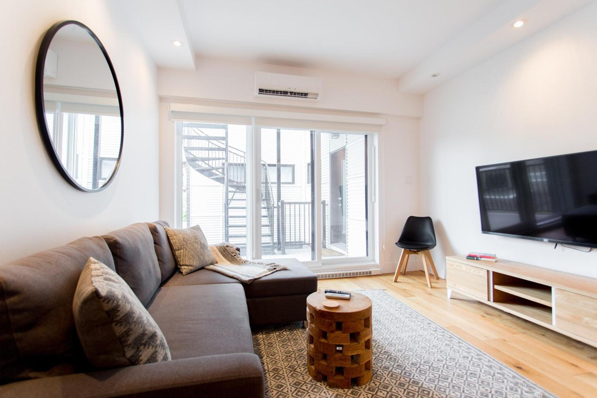 Hip, Stylish Apartment In Little Italy By Den Stays A Montreal Ruang foto