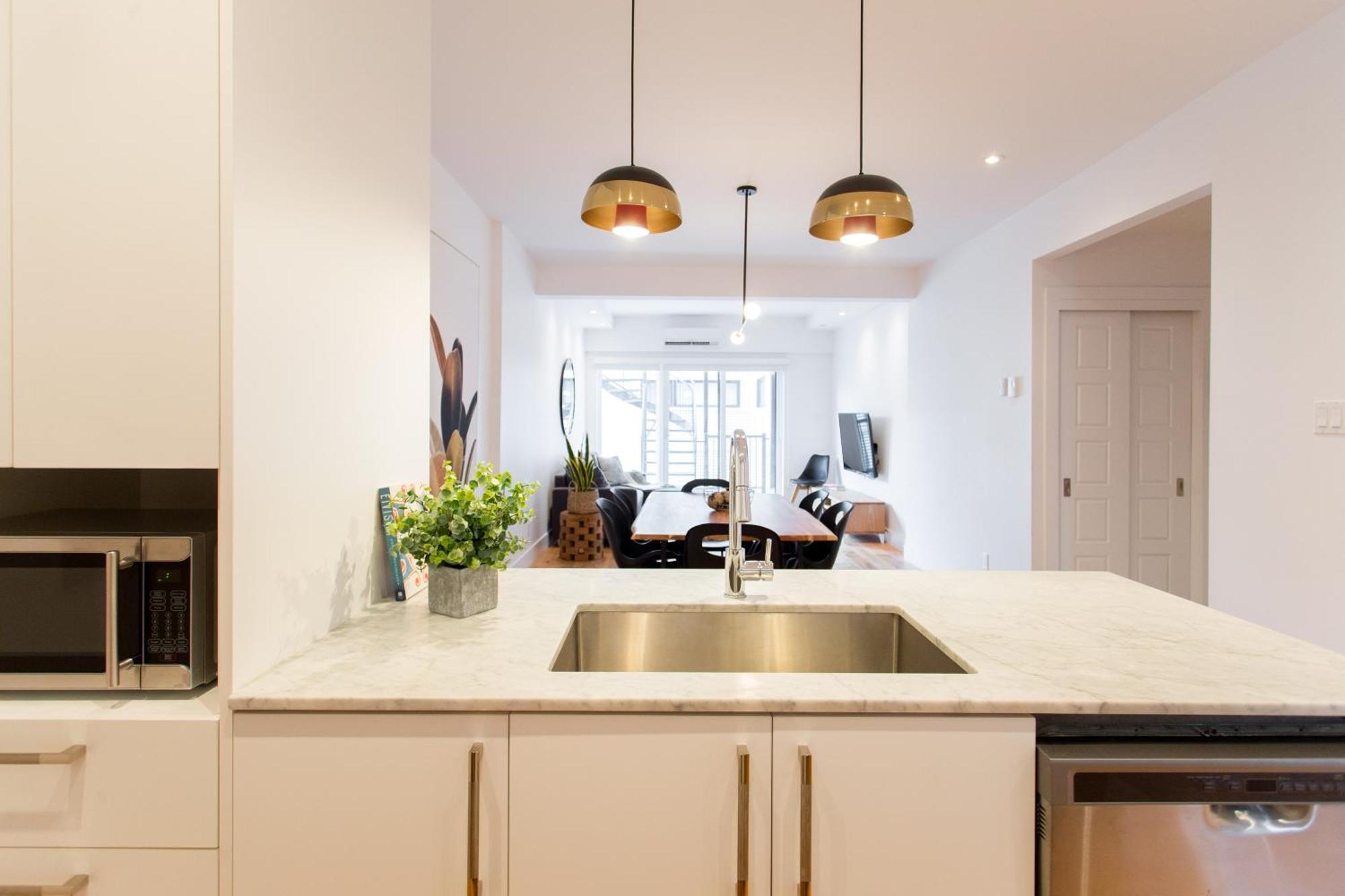 Hip, Stylish Apartment In Little Italy By Den Stays A Montreal Ruang foto