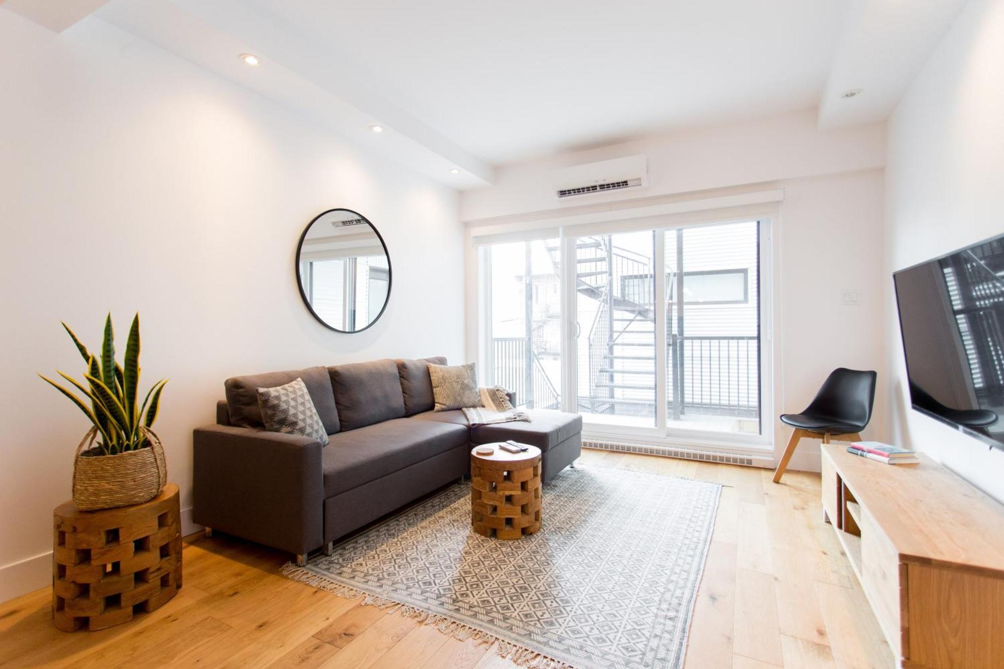 Hip, Stylish Apartment In Little Italy By Den Stays A Montreal Ruang foto